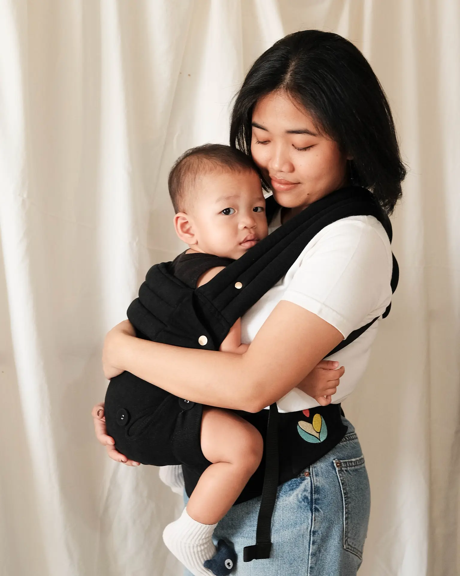 Ergonomic baby carrier in action