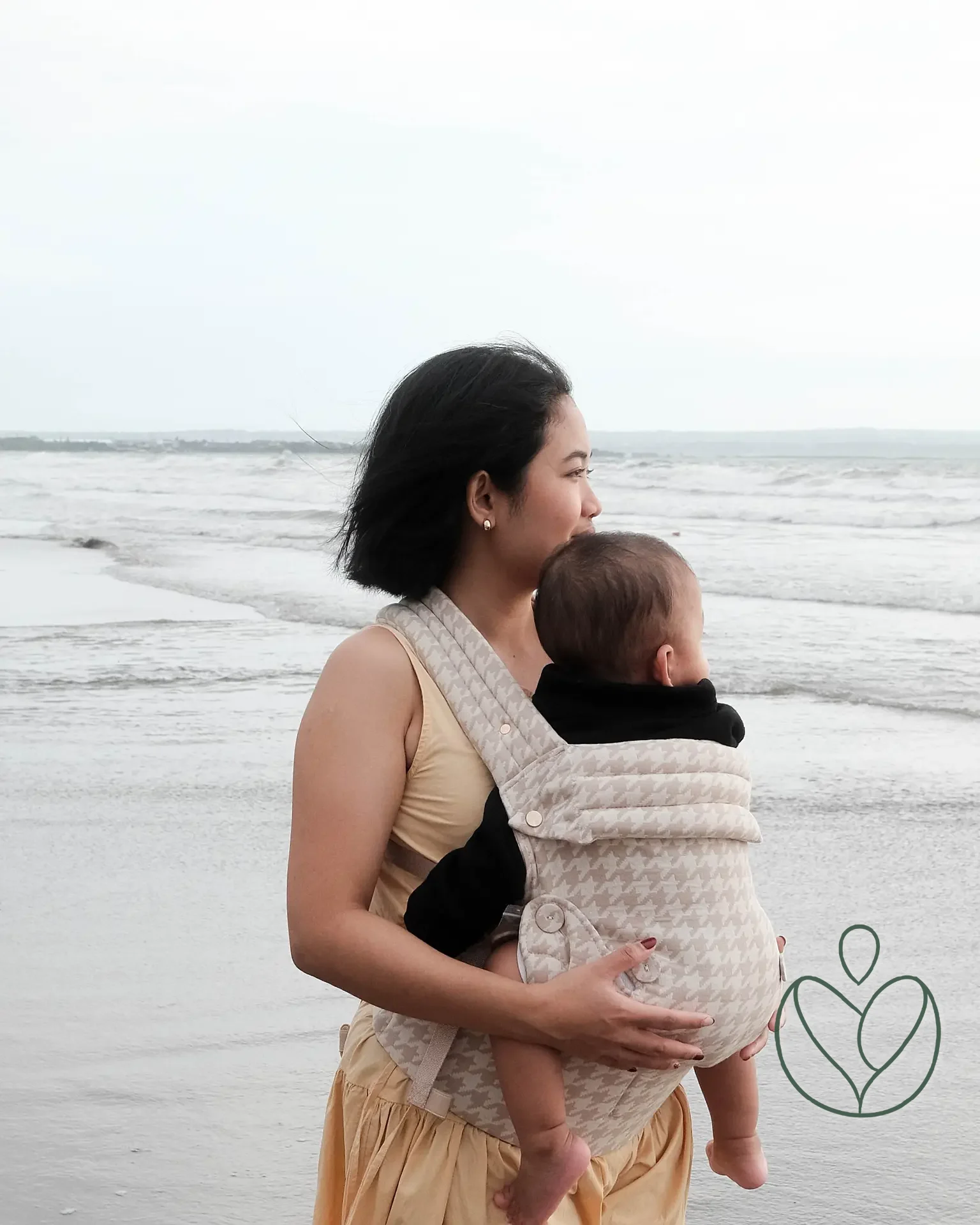 Ibu memakai gendongan bayi Keenaa di luar ruangan